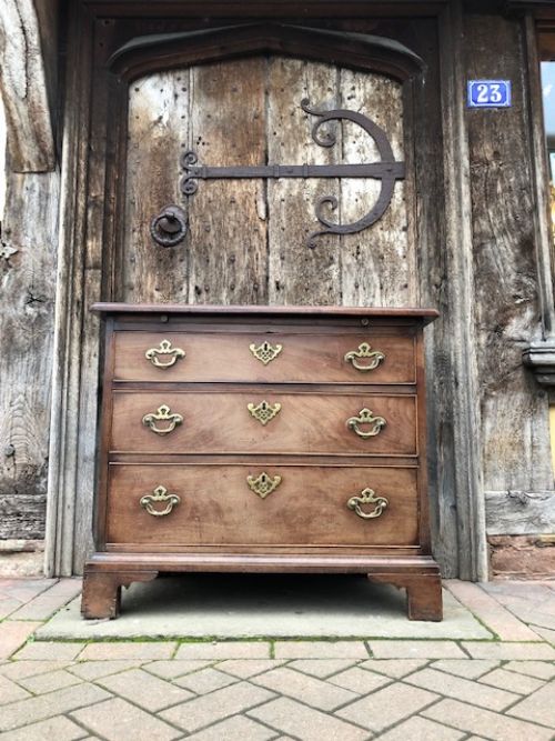 an 18thc mahogany chest of drawers with brushing slide